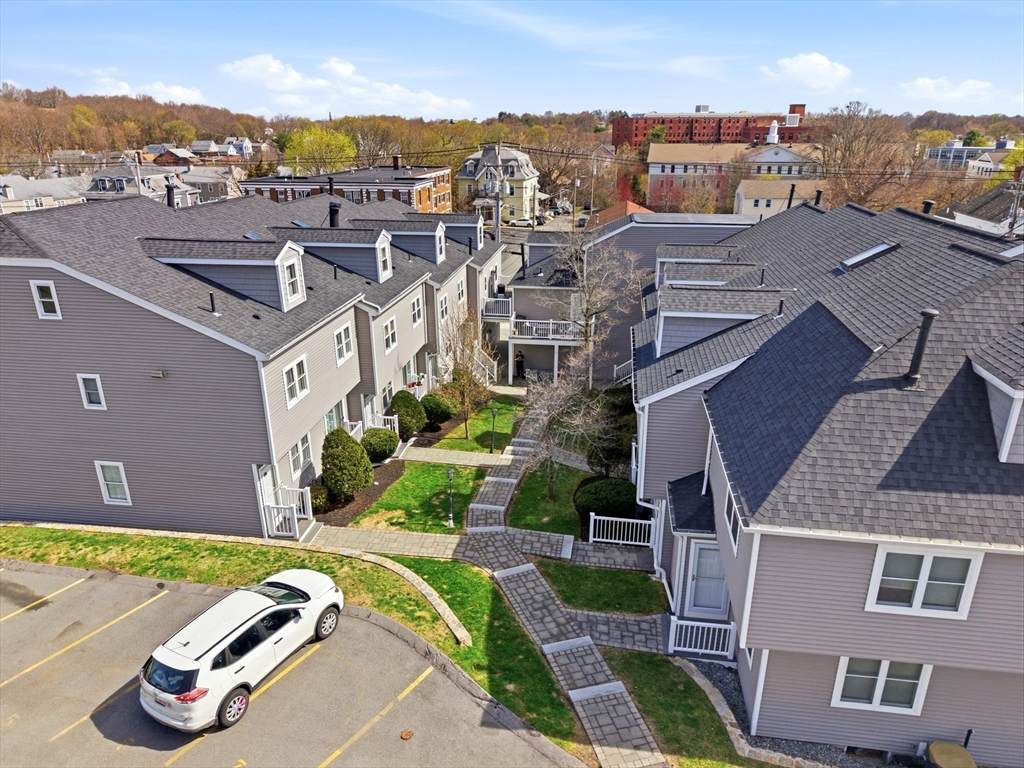 112 Lowell St - Photo 1