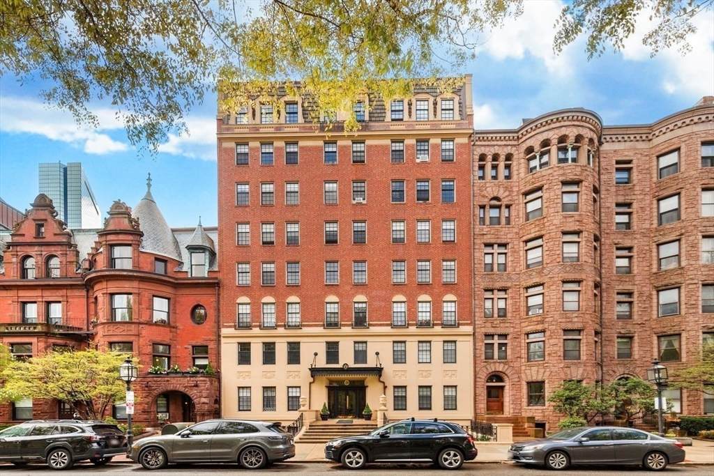 180 Commonwealth Ave - Photo 1