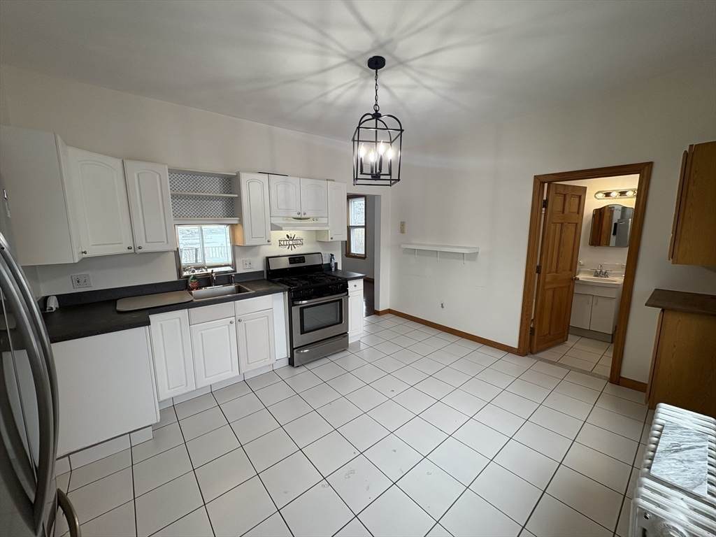 573 Shirley St - Photo 1