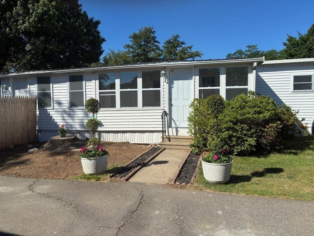 261 Newbury - Photo 1