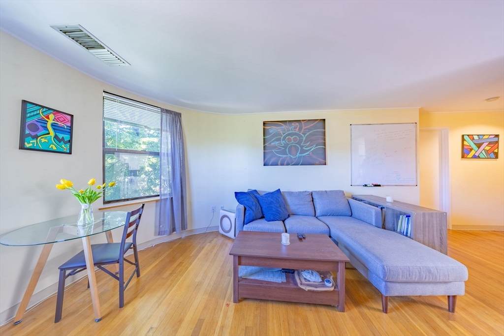102 Gainsborough St - Photo 1