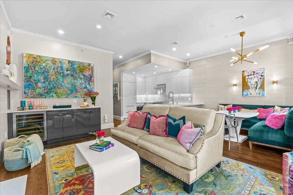402 Marlborough St - Photo 1