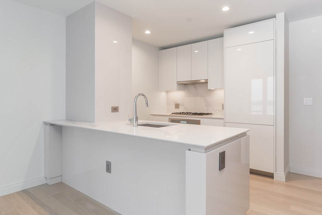 135 Seaport Boulevard - Photo 1