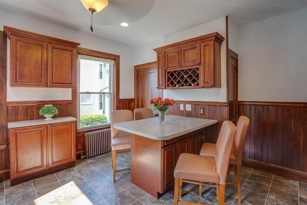 282 Burncoat St - Photo 1