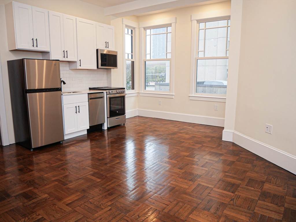 261 W Newton - Photo 1