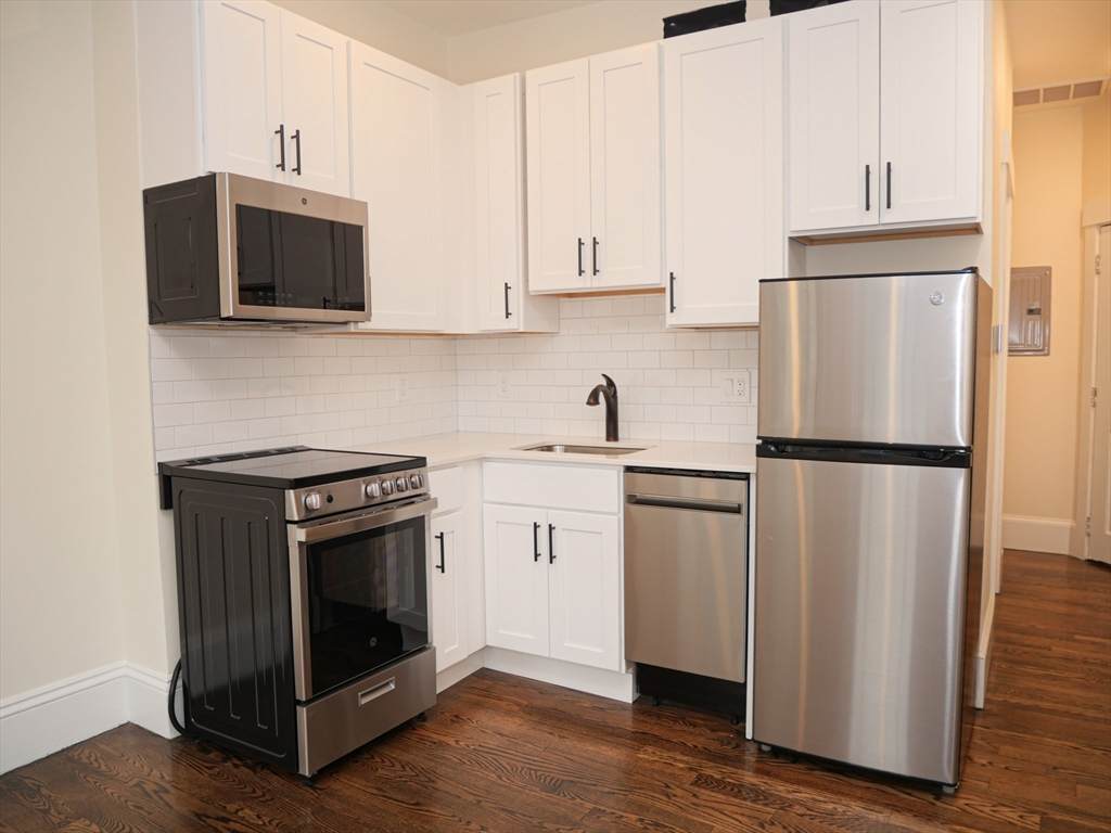 261 W Newton - Photo 1