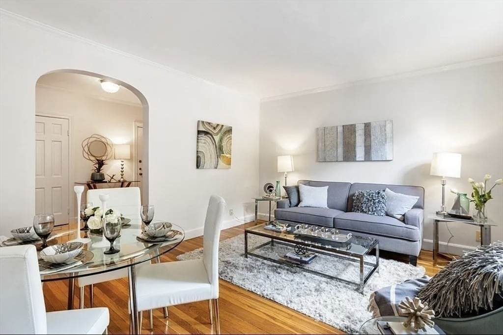 60 Sutherland - Photo 1