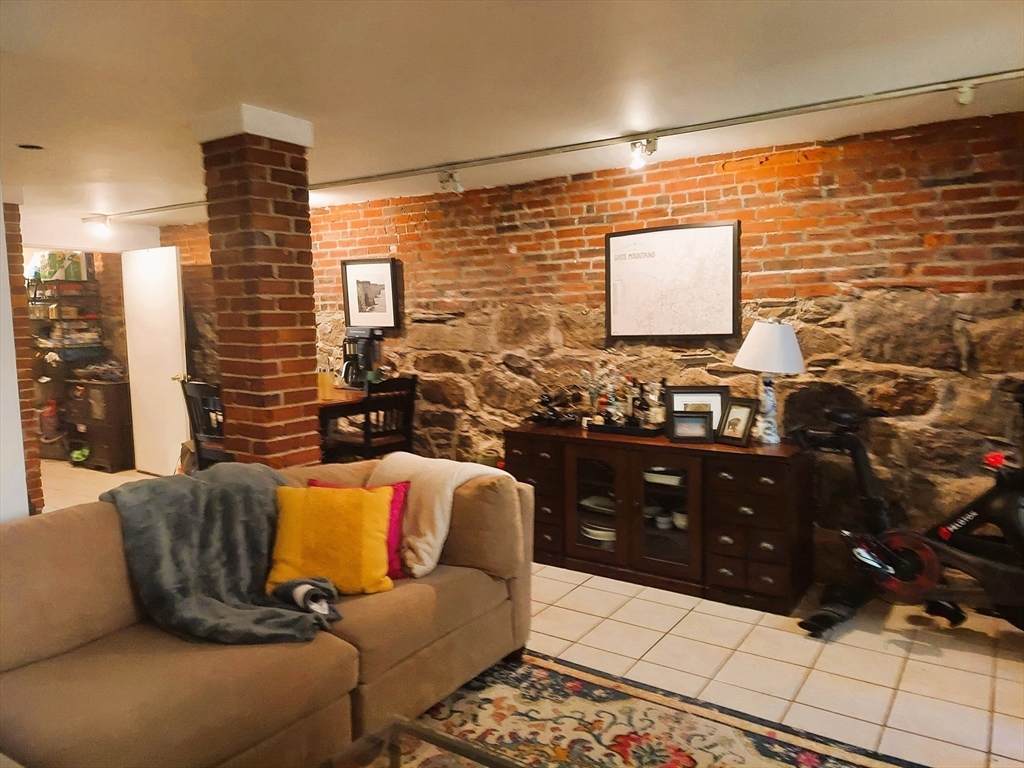 63 Chandler - Photo 1