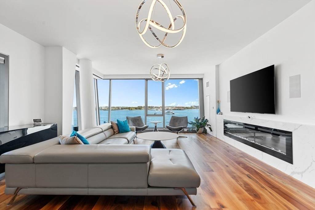 300 Pier 4 Blvd - Photo 1