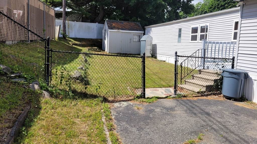 252 Newbury - Photo 1