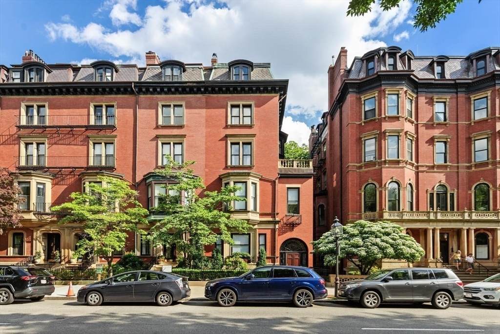 36 Commonwealth Avenue - Photo 1