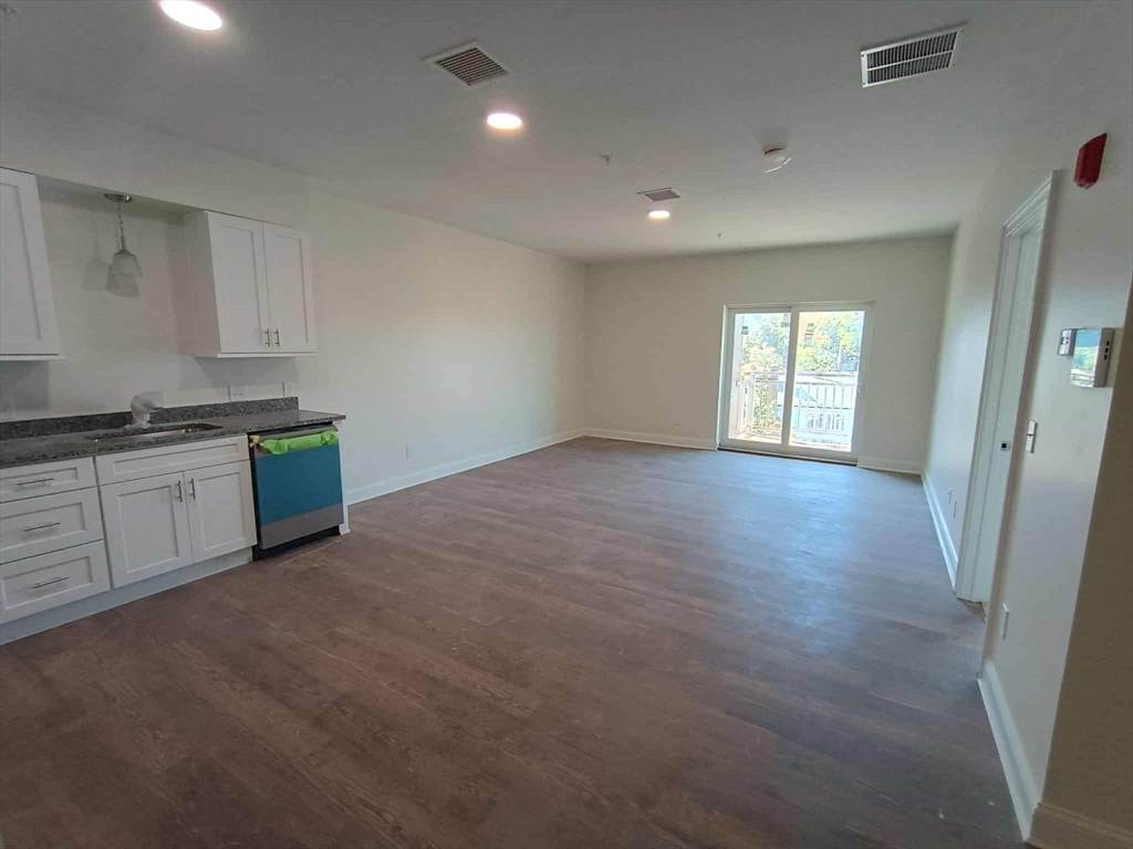 10 Franklin Ave - Photo 1