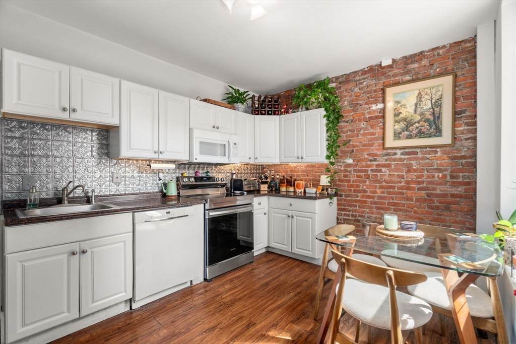 1404 Commonwealth Ave - Photo 1