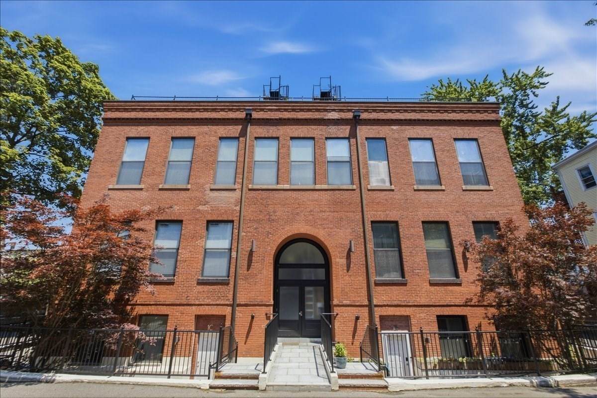 11 Wyman St - Photo 1