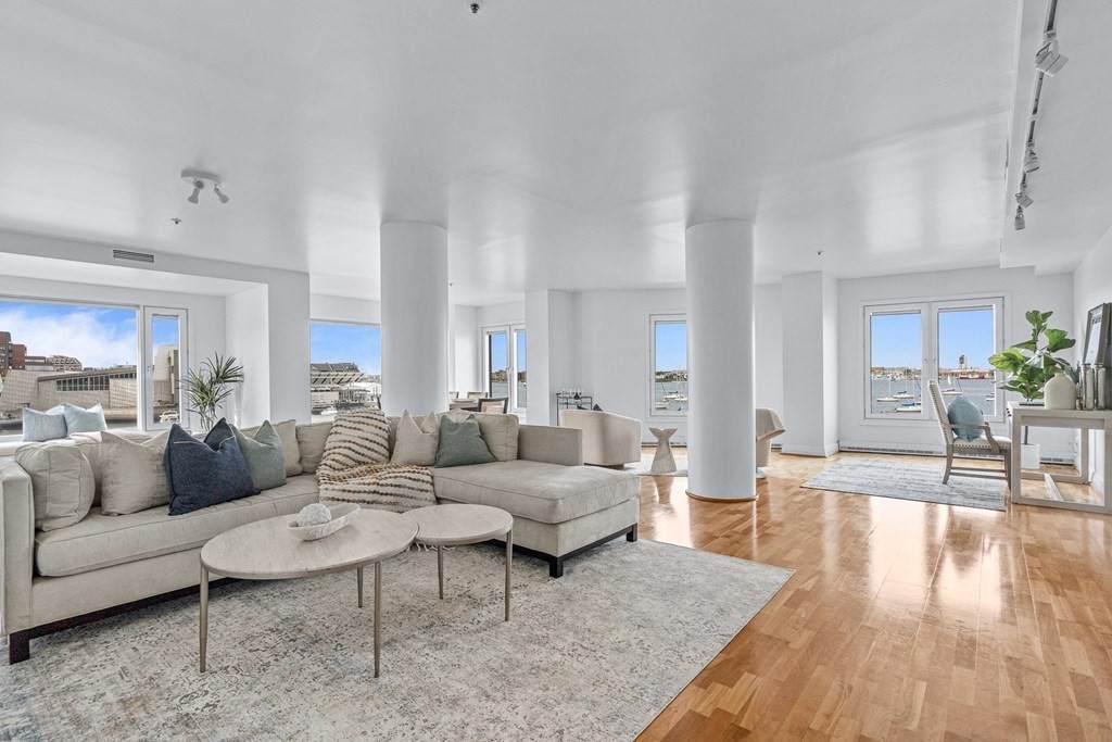 20 Rowes Wharf - Photo 1