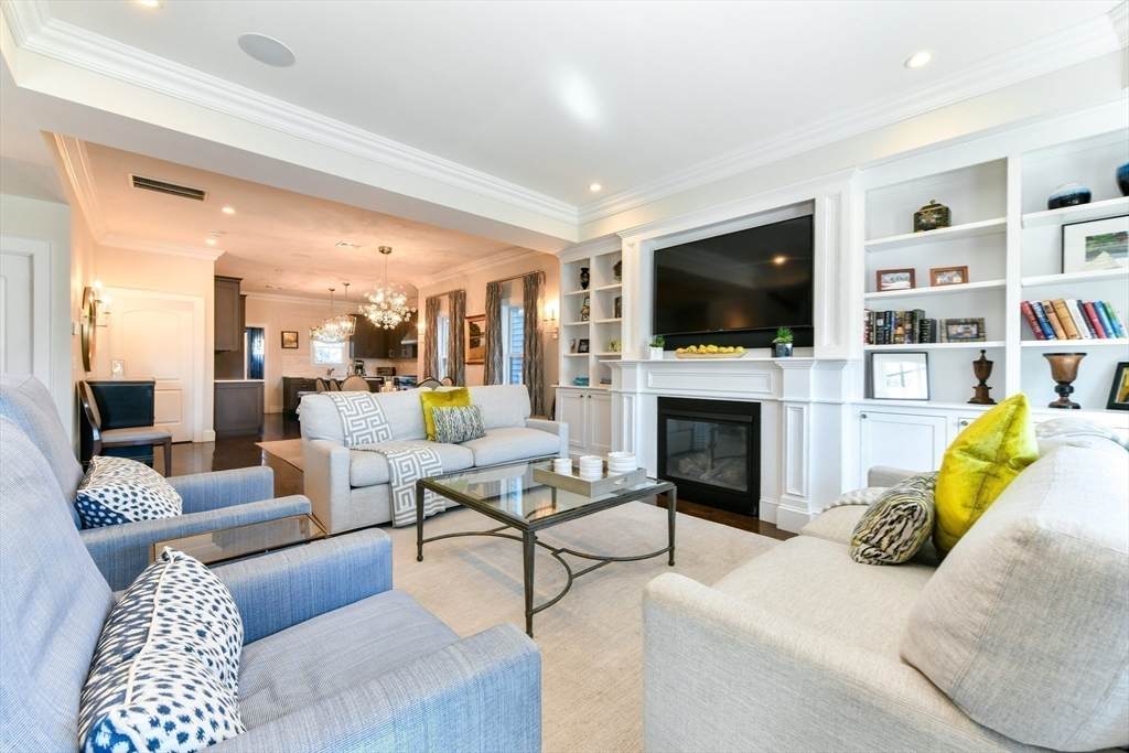 846 East Broadway - Photo 1