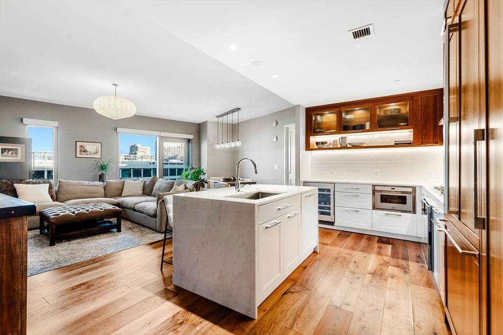 300 Pier 4 Blvd - Photo 1