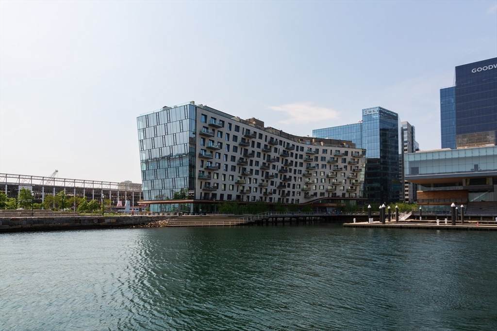 300 Pier 4 Blvd - Photo 1