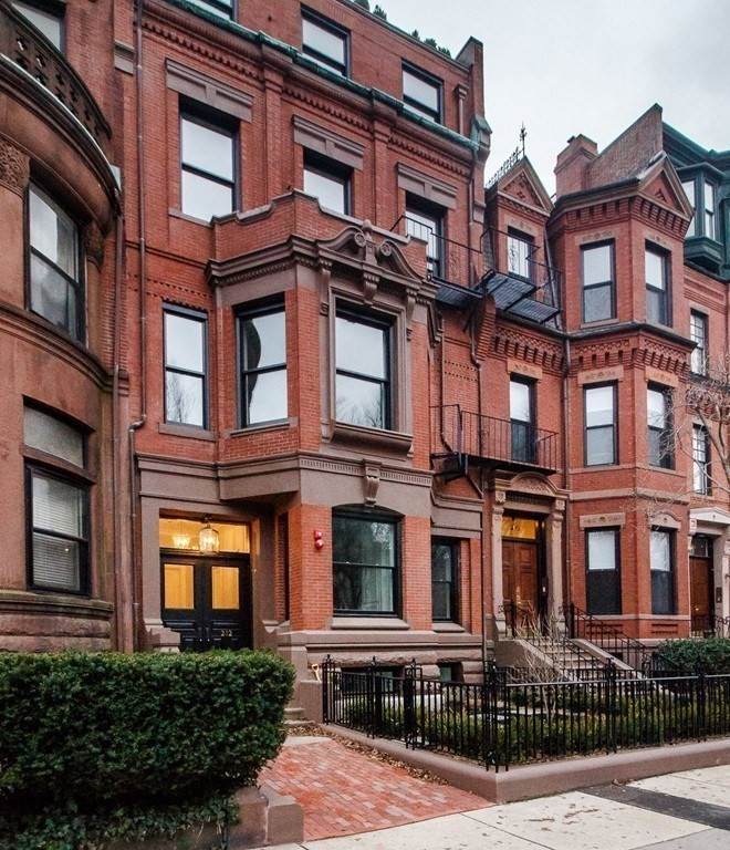 212 Commonwealth Ave - Photo 1