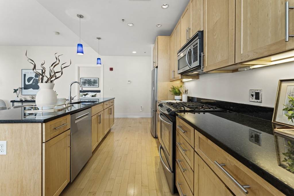 70 Lincoln Street - Photo 1