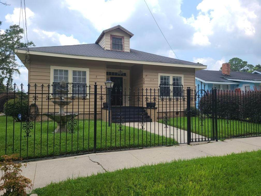 558 Tuttle Avenue - Photo 1
