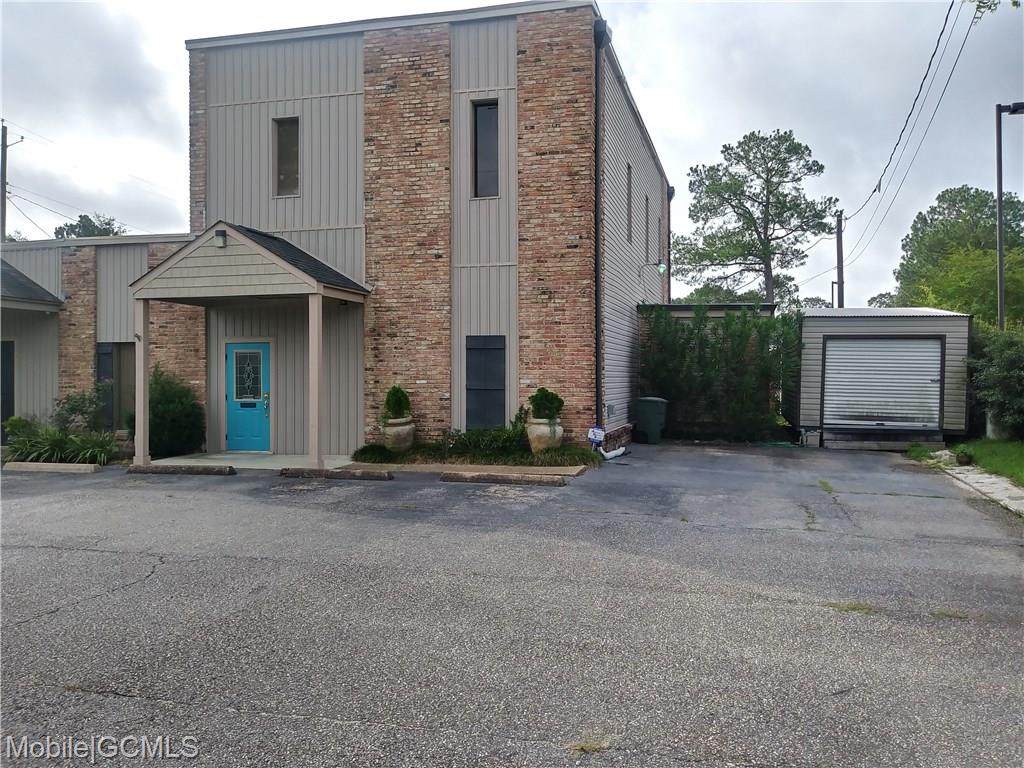 1013 Downtowner Boulevard - Photo 1