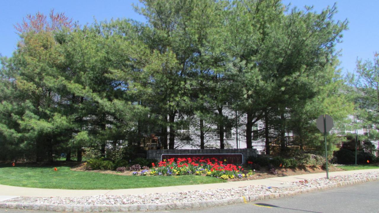 4 Bridgepointe Drive - Photo 1