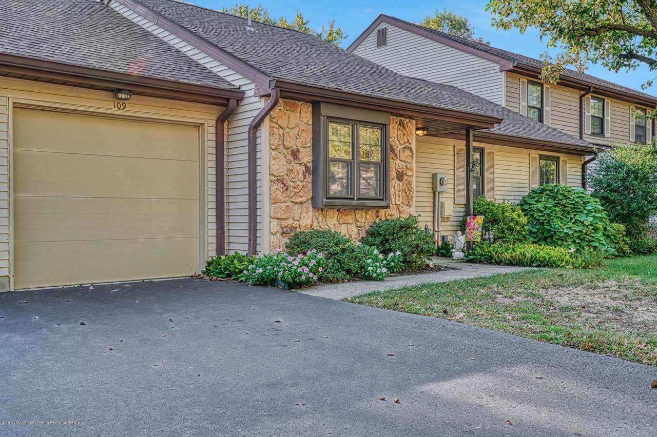 109 Surrey Court - Photo 1