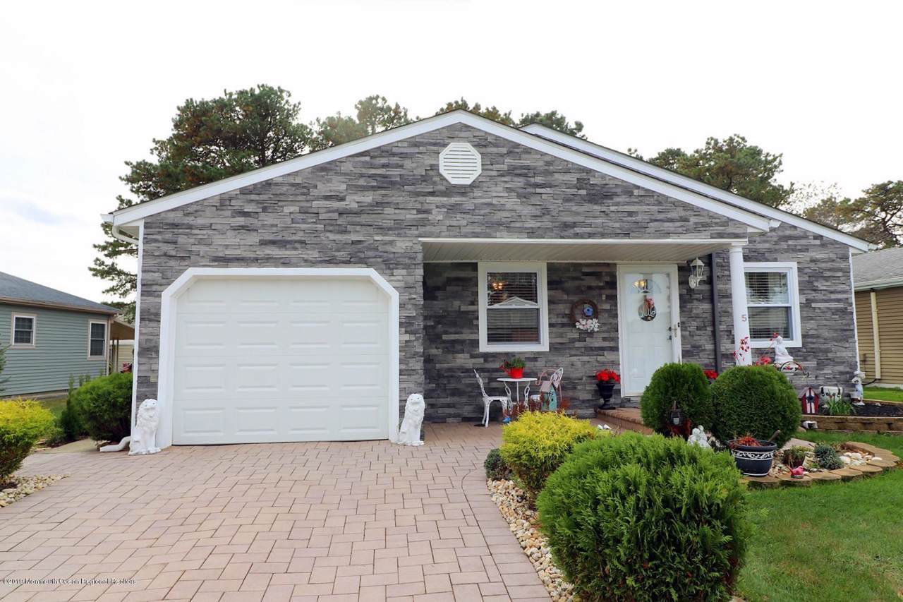 5 Woodstock Drive - Photo 1
