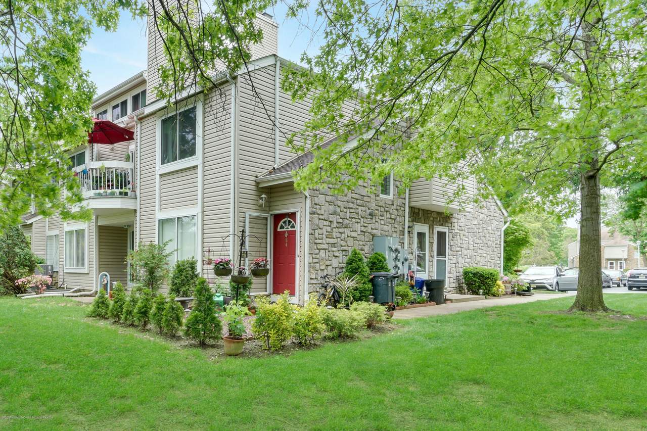 83 Farnham Square - Photo 1