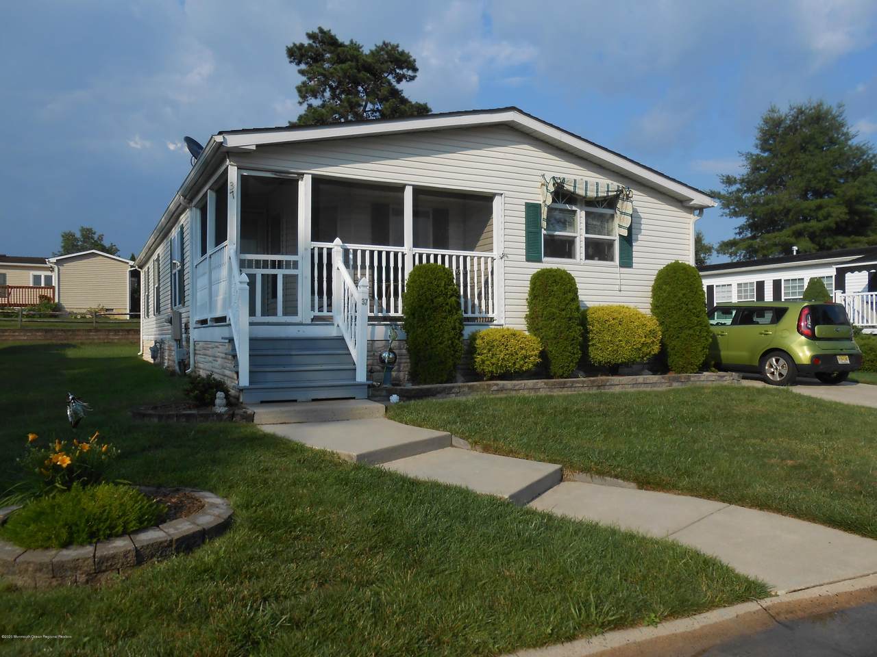 37 Pine Ridge Boulevard - Photo 1