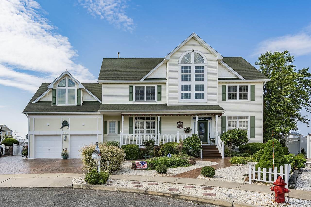 1360 Laurel Boulevard - Photo 1