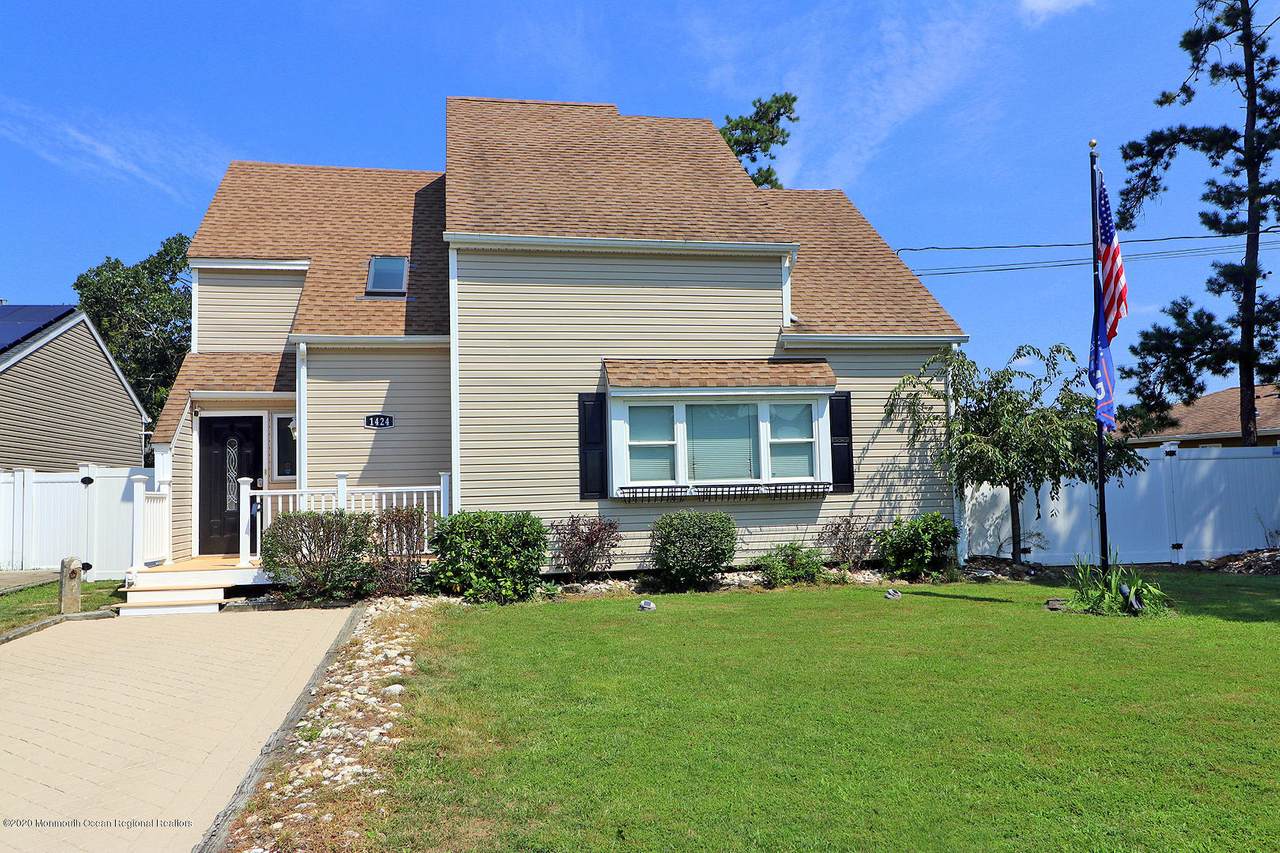 1424 Pershing Avenue - Photo 1