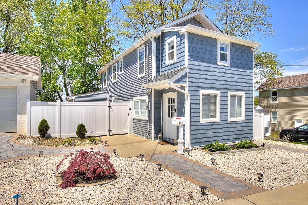 395 Hampton Avenue - Photo 1