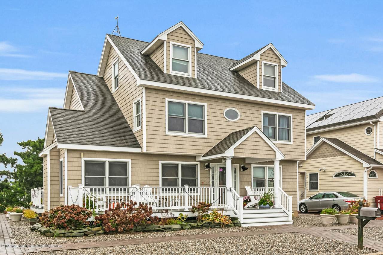 301 Gerrard Avenue - Photo 1