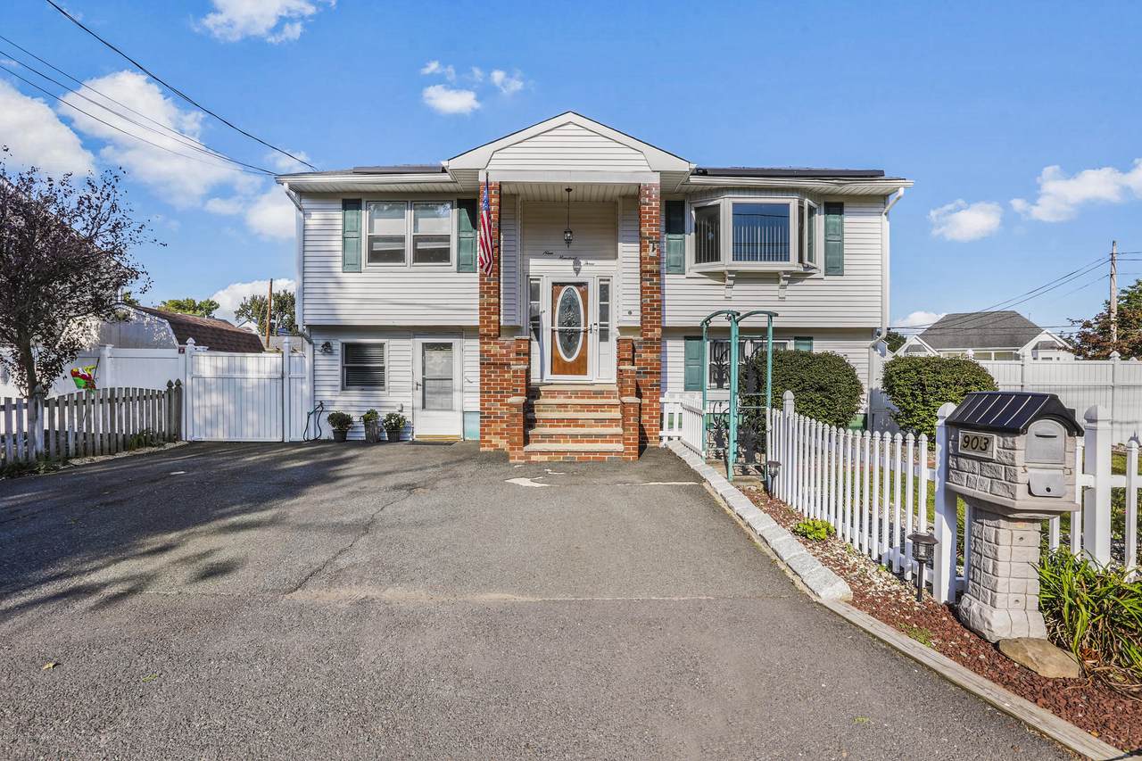 903 10th Street - Photo 1