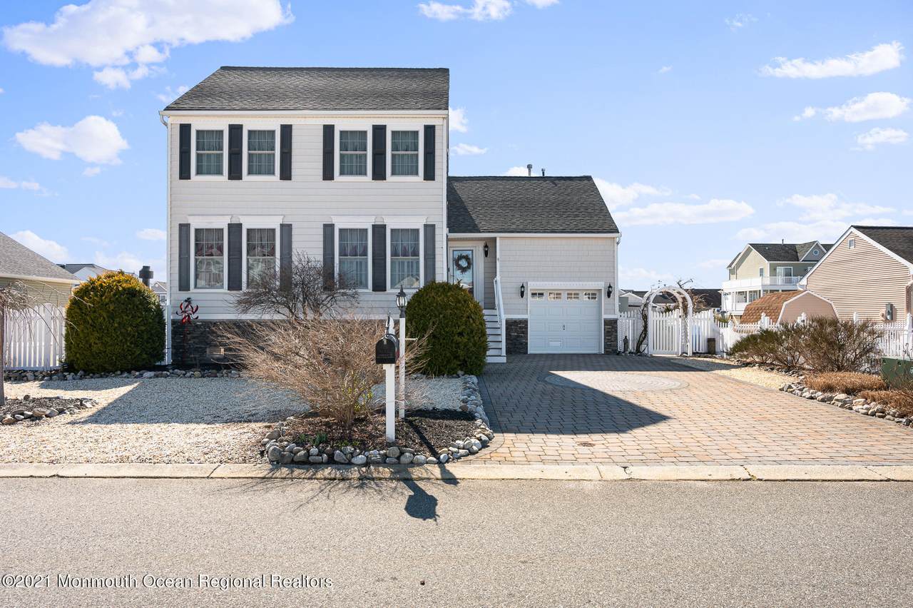 152 Evelyn Drive - Photo 1