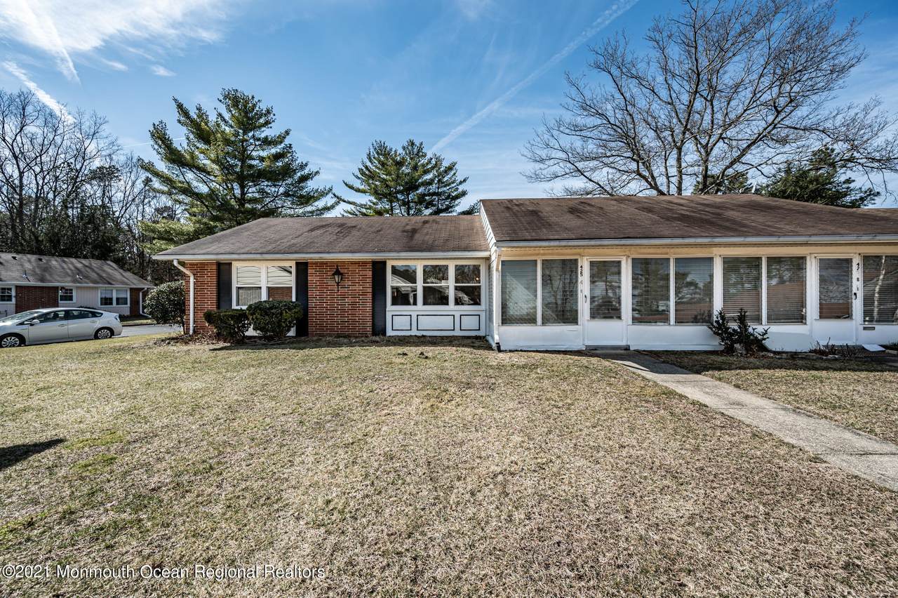 425A Chatham Court - Photo 1