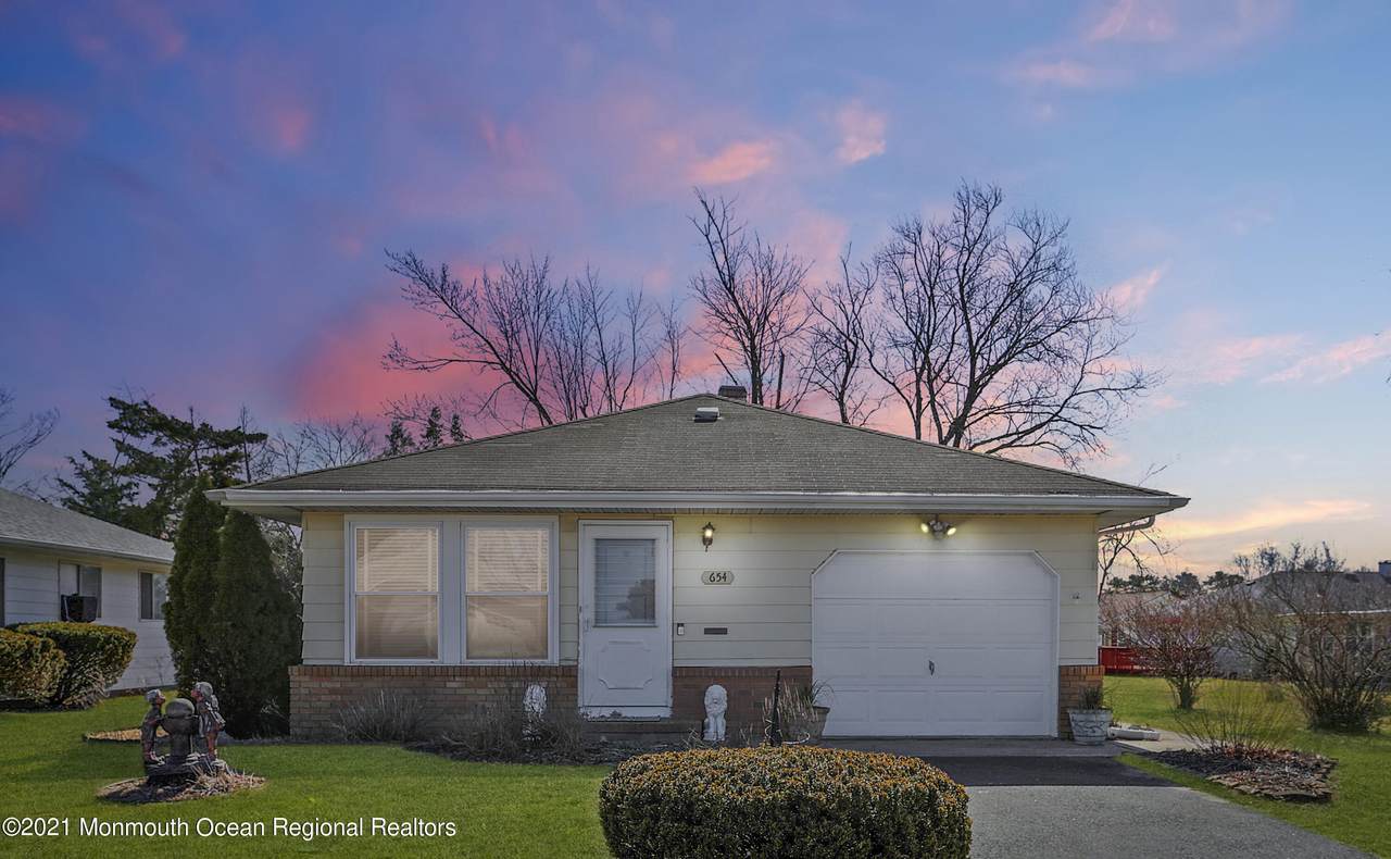 654 Jamaica Boulevard - Photo 1