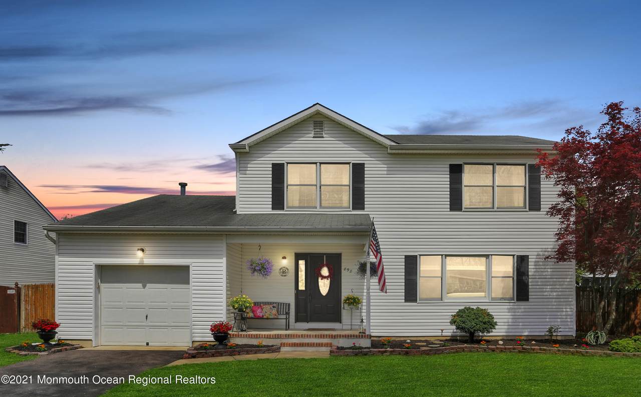 898 Roundtree Drive - Photo 1