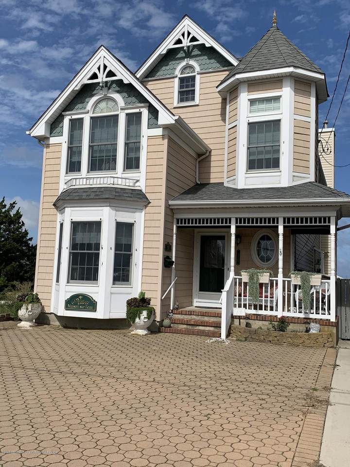 116 Sunset Drive - Photo 1