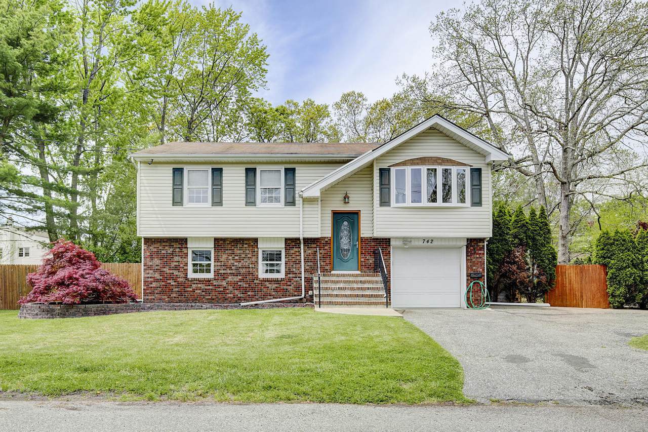 742 Lions Lane - Photo 1