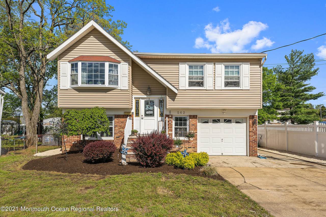 562 Palmer Avenue - Photo 1