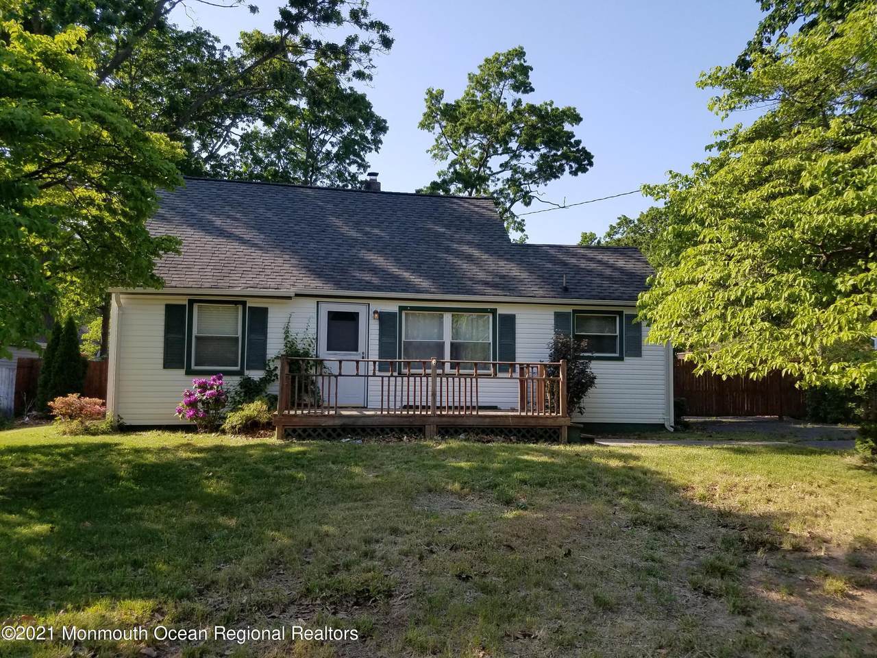 525 Middle Lane - Photo 1