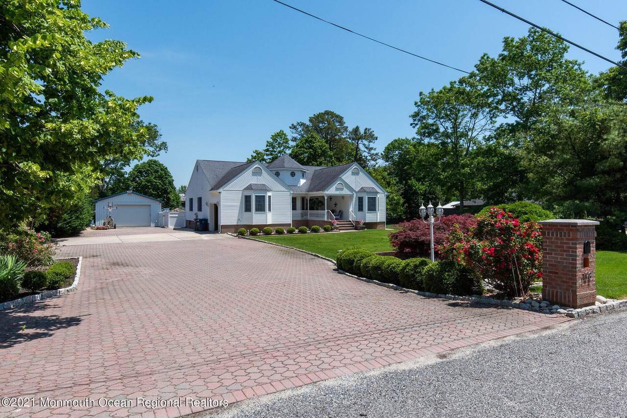 198 Willets Avenue - Photo 1