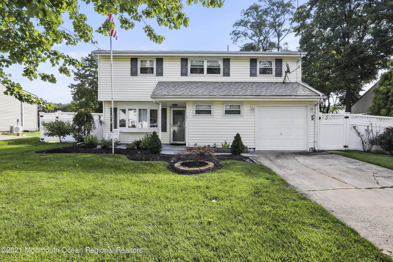 32 Carole Place - Photo 1