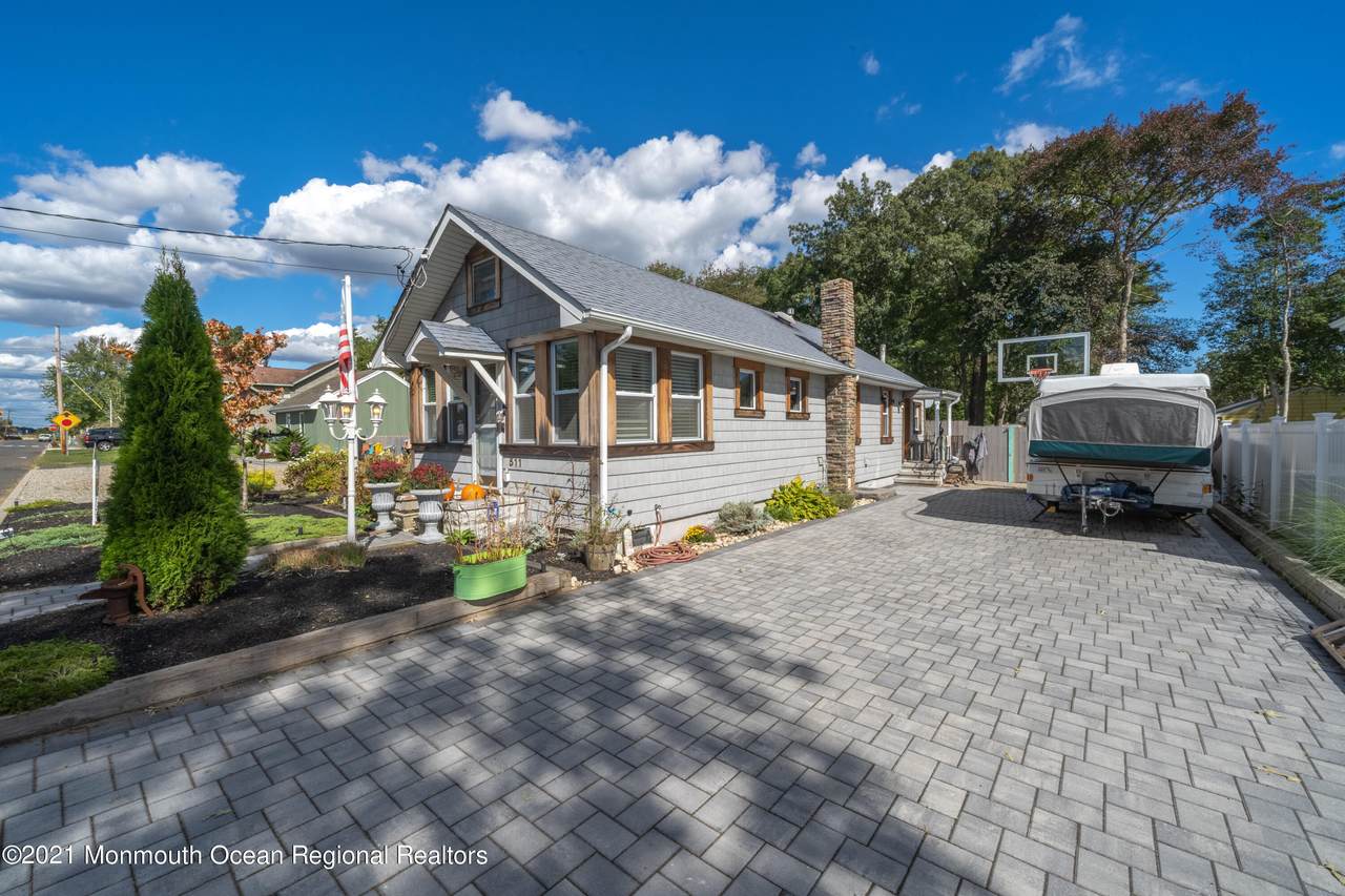 511 Naragansette Avenue - Photo 1