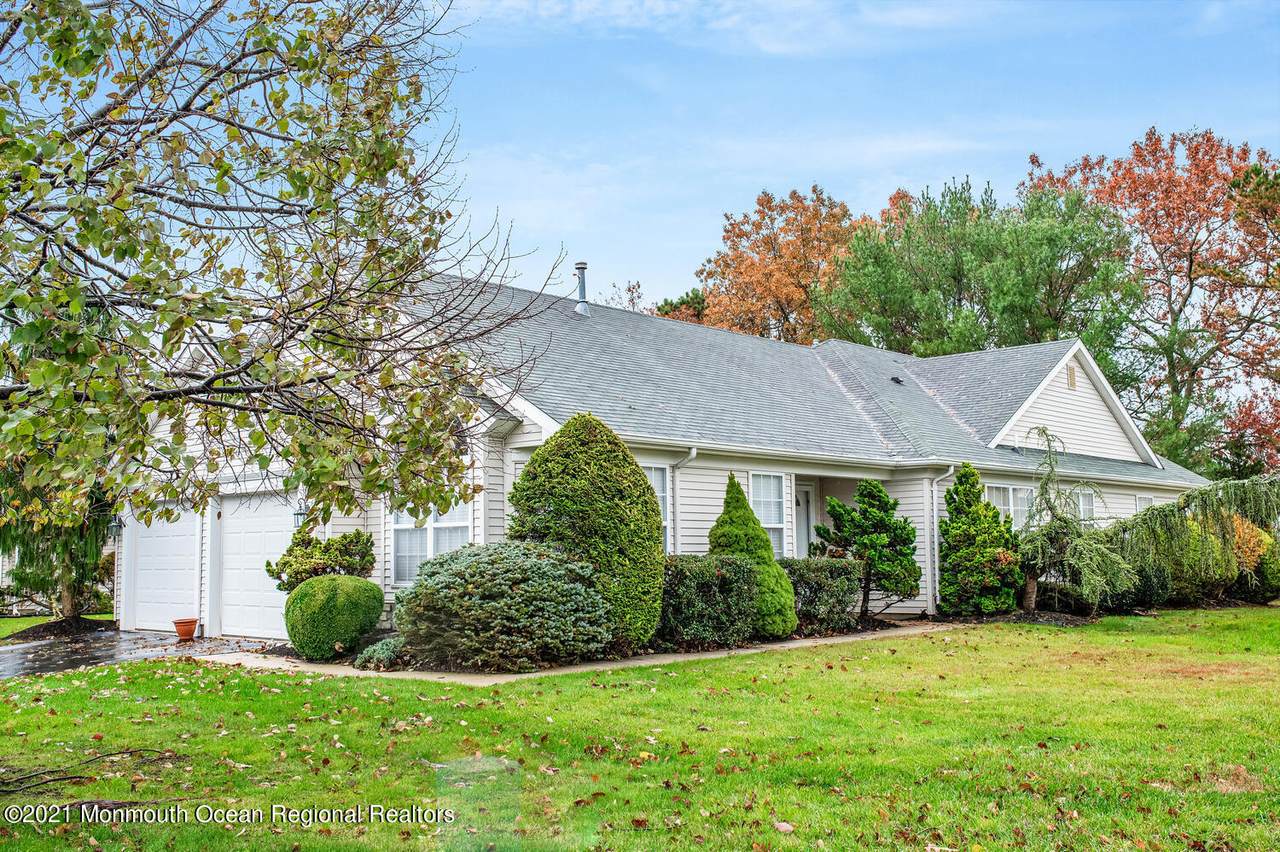 19 Pine Hollow Lane - Photo 1