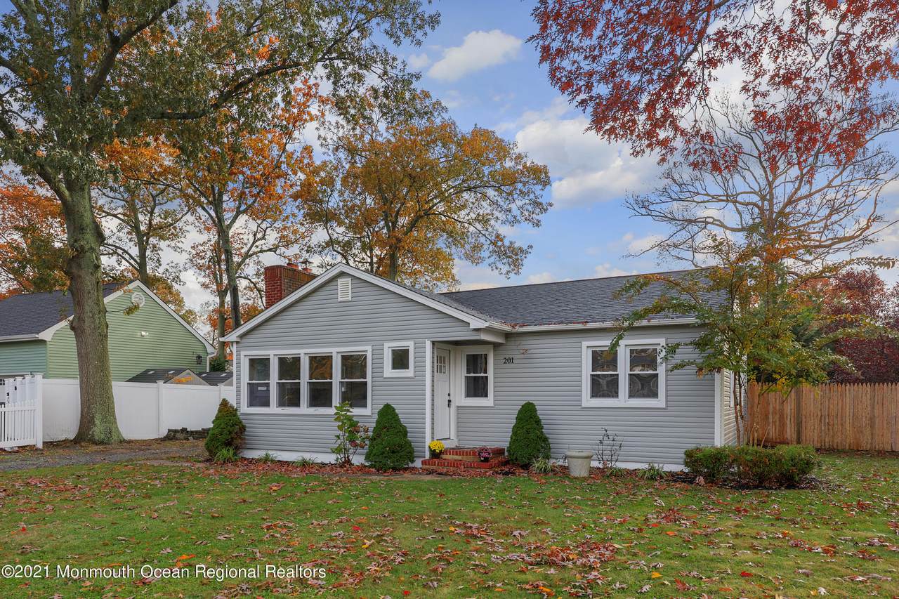 201 Baywood Boulevard - Photo 1