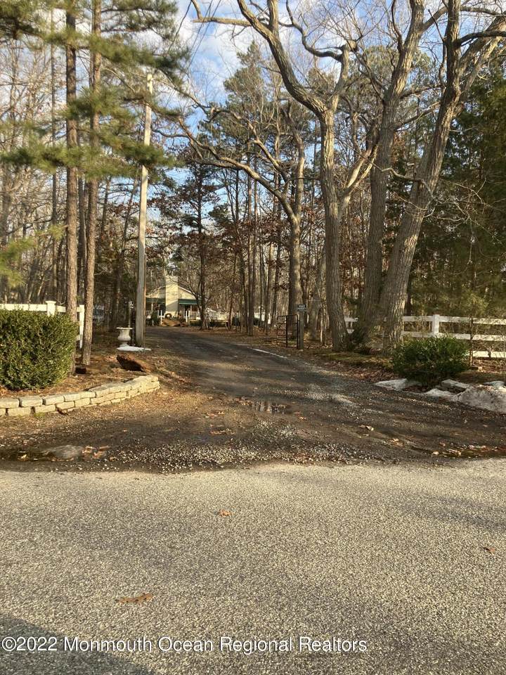 571 Whitecomb Avenue - Photo 1